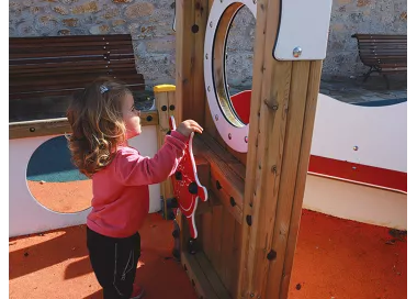 Bateau Santoña en bois avec surf