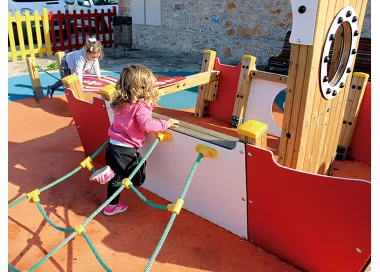 Bateau Santoña en bois avec surf