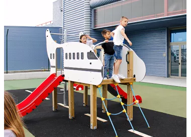 Avion en bois avec toboggans et échelles