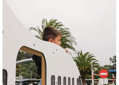 Avion en bois avec toboggans et échelles