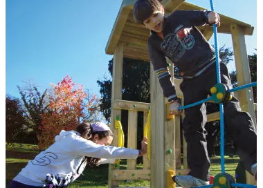 Parc enfants Castañeda avec toboggan et cordes