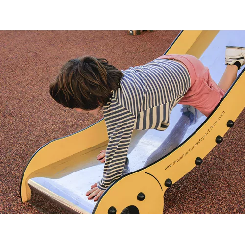 Parc enfants Castañeda avec toboggan et cordes