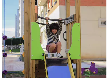 Parc enfants Castañeda avec toboggan et cordes