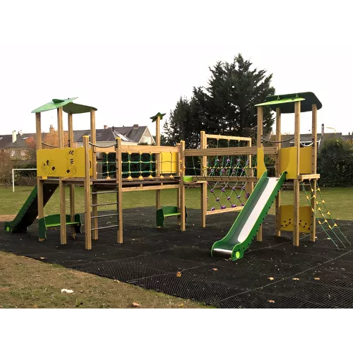 Parc Santillana avec toboggan et pont oscillant