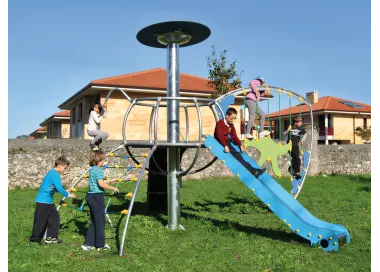 Parc Terra avec toboggan et jeux cordes