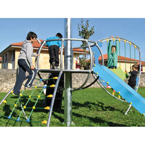 Parc Terra avec toboggan et jeux cordes