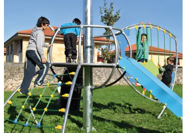 Parc Terra avec toboggan et jeux cordes