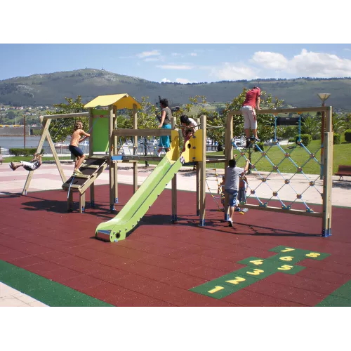 Parc Liébana avec tours, toboggan et balançoire