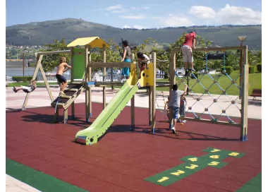 Parc Liébana avec tours, toboggan et balançoire