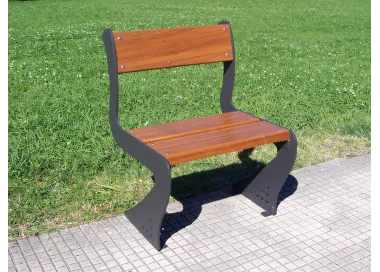 Chaise Lábaro en acier noir et bois