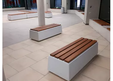 Banc Delta avec dossier en béton et bois tropical