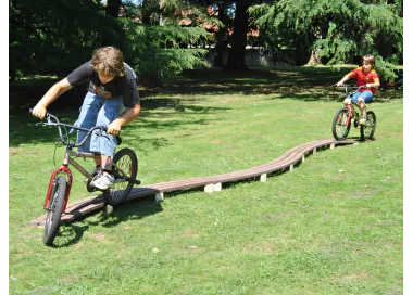 Passerelle courbe en bois lamellé-collé 5,73m