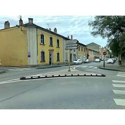 Bordure d'îlot réfléchissante avec fixations en thermoplastique